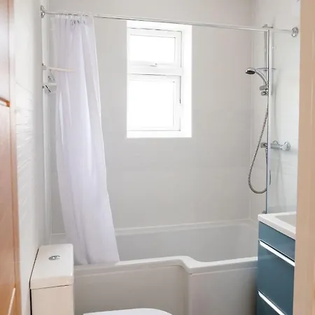 Deluxe 4 Bedroom House In Filton Bs34 Oakley * Bristol