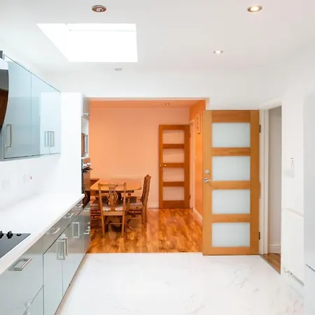 Deluxe 4 Bedroom House In Filton Bs34 Oakley *