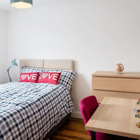 Deluxe 4 Bedroom House In Filton Bs34 Oakley Apartment Bristol