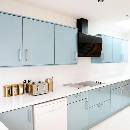 Deluxe 4 Bedroom House In Filton Bs34 Oakley Бристоль
