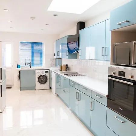 Deluxe 4 Bedroom House In Filton Bs34 Oakley דירה בריסטול